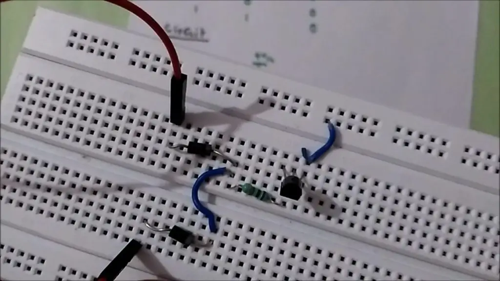 Puerta NOR usando diodos y transistores en placa de pruebas