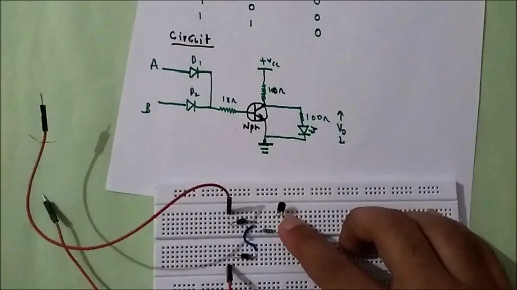 Puerta NOR usando diodos y transistores en placa de pruebas