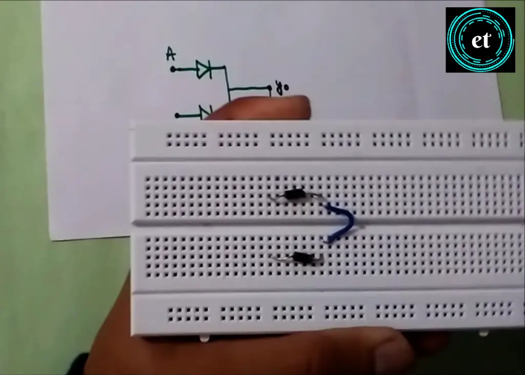 Cómo hacer una puerta OR usando diodos en una placa de pruebas
