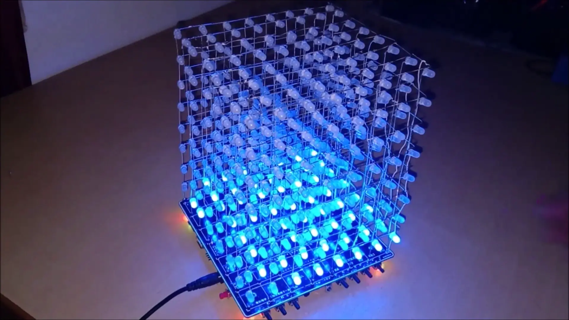 ¡Cómo ensamblar DIY LED Cube (8x8x8) que reproduce música!