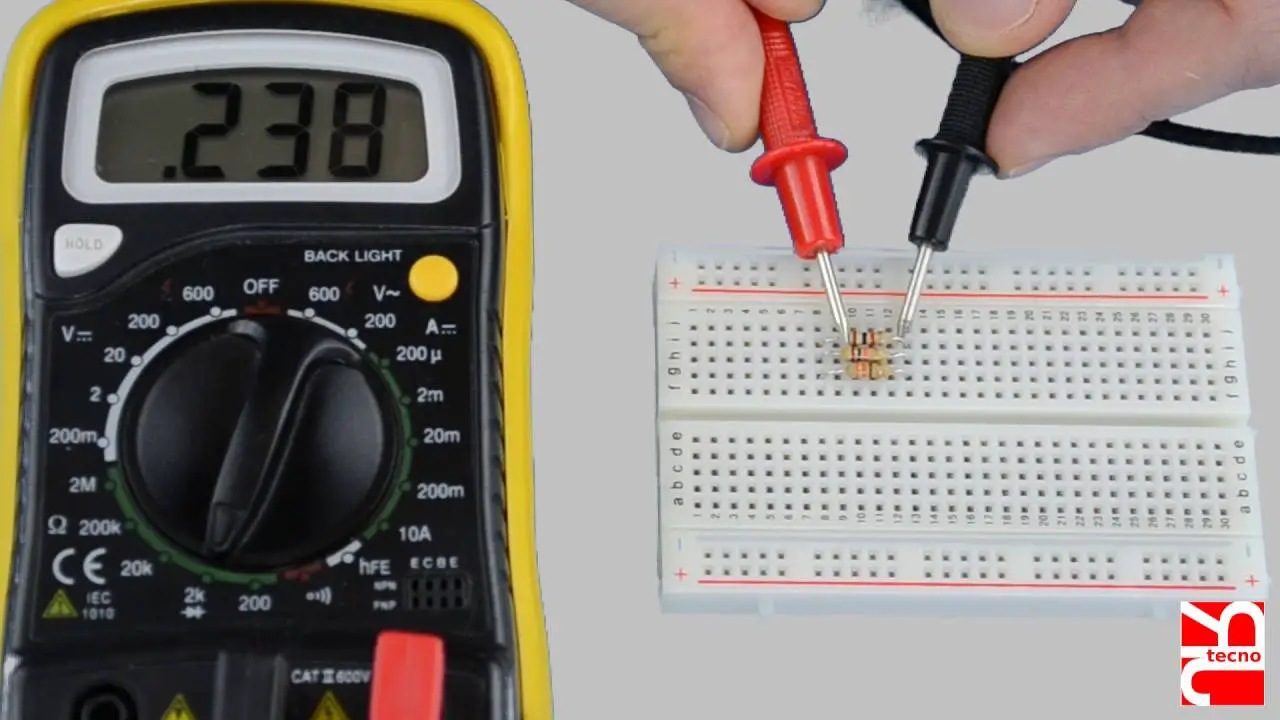 Cómo hacer circuitos en serie y en paralelo en una placa de pruebas