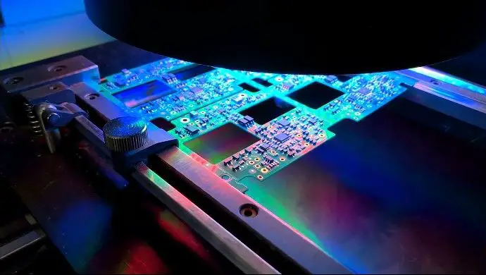 ¡Ensamblaje de placas PCB con máquinas automatizadas en PCBWay!