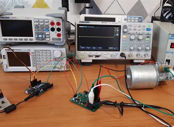 Los 3 mejores circuitos de controlador de velocidad del motor de CC que utilizan PCB personalizados